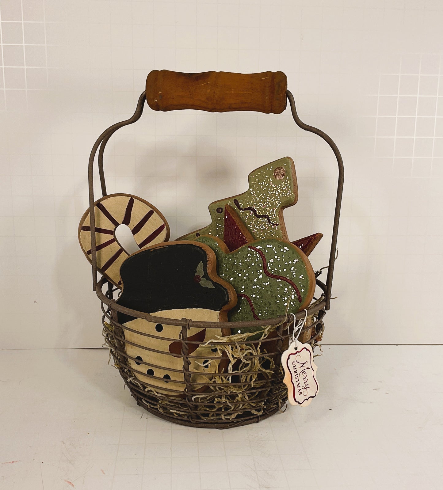 AGD Christmas Decor - Prim Gingerbread Cookies in Wire Basket