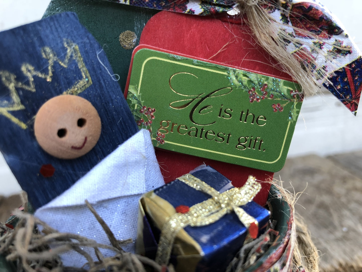 AGD Christmas Decor – Prim Miniature Nativity Tin Display