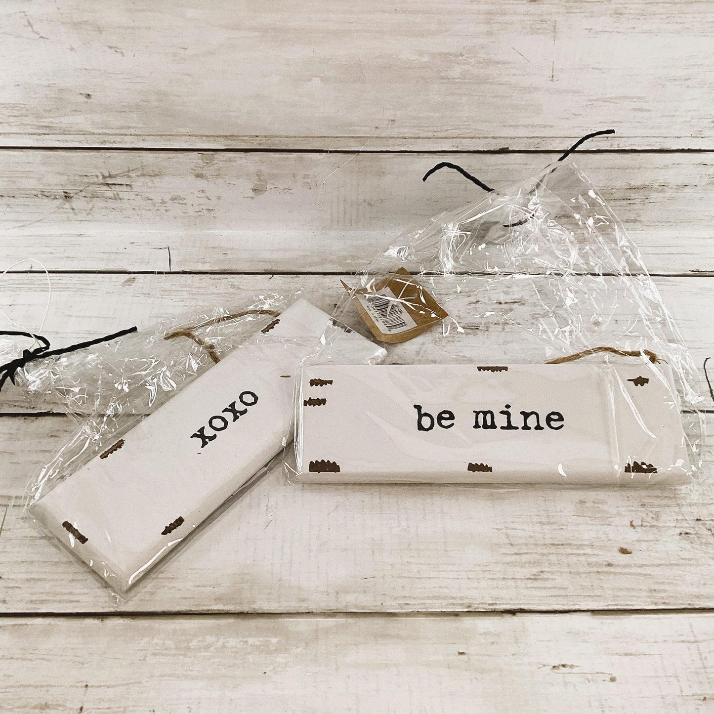 CWI Valentines Decor - XOXO Letters & Mini Garland Tier Tray