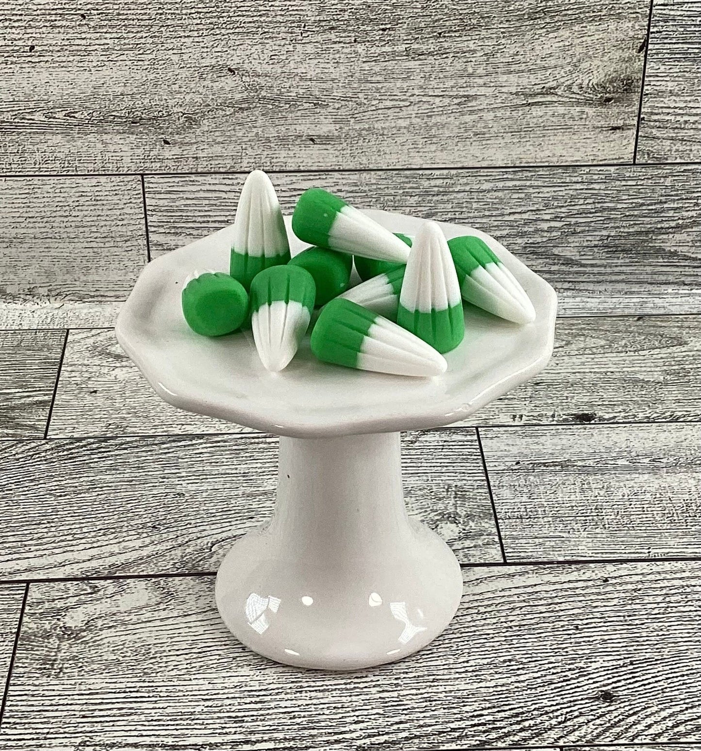 AGD Craft Supply - Realistic Artificial FAKE Resin Green White Candy Corn