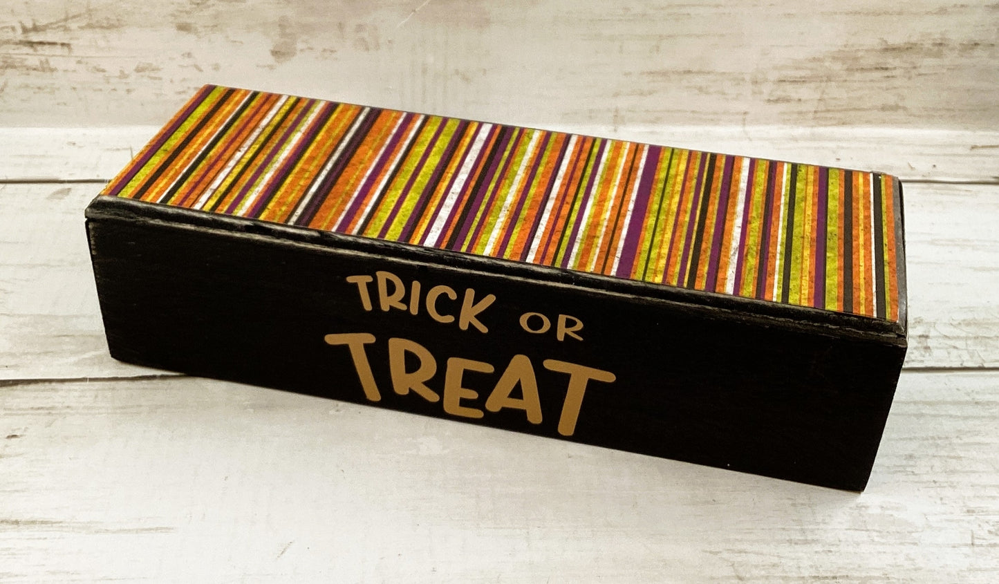 AGD Fall Decor - Peeking Sweet Scarecrow Trick Treat Witch Chunky Display