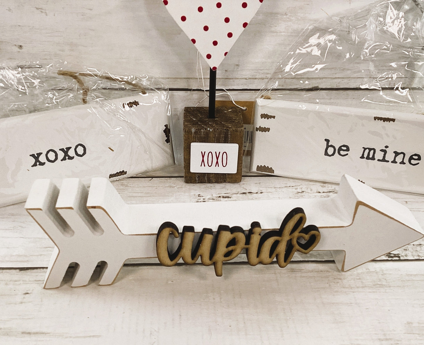 CWI Valentines Decor - XOXO Letters & Mini Garland Tier Tray