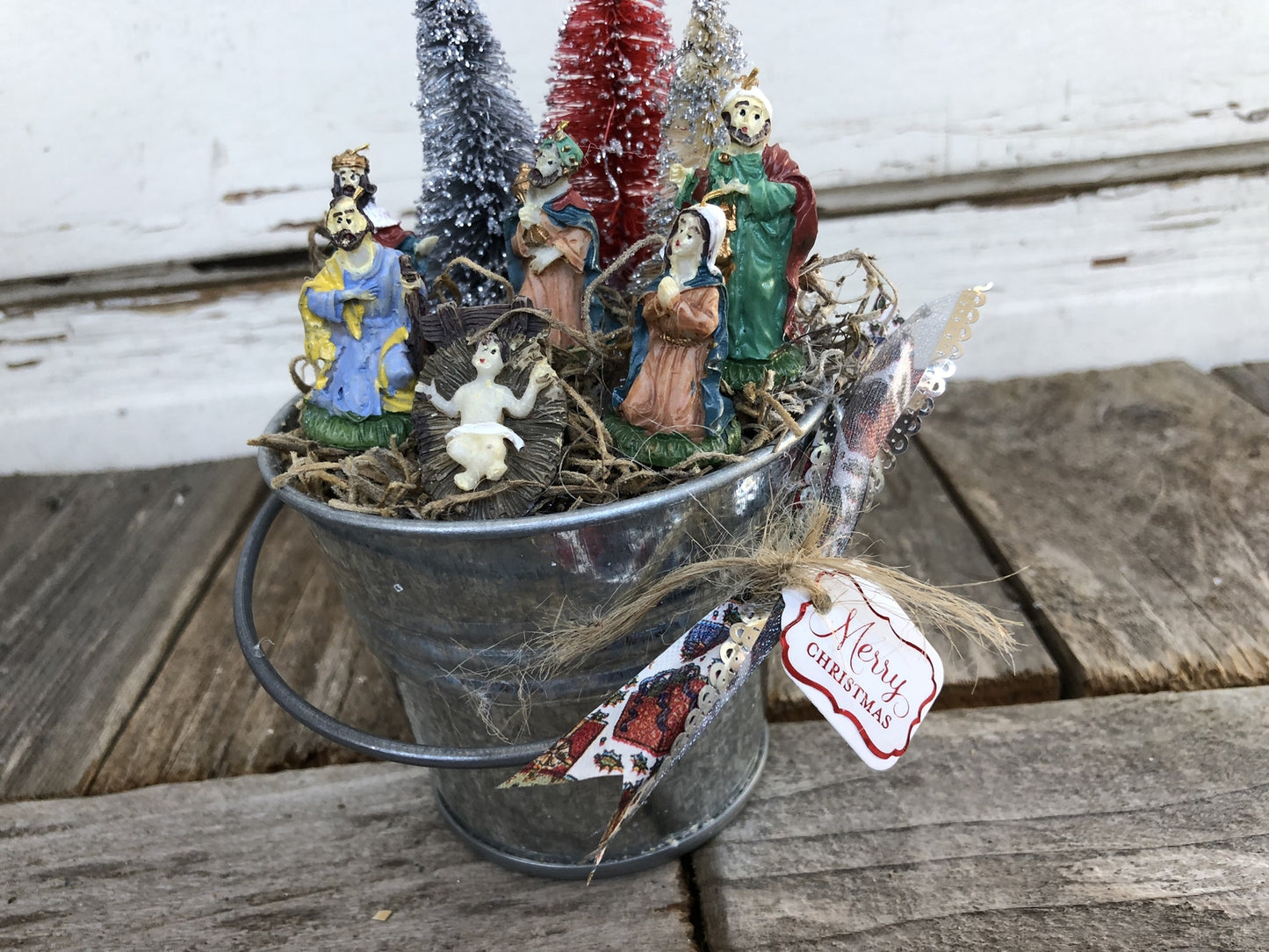 AGD Christmas Decor – Prim Miniature Nativity Tin Display