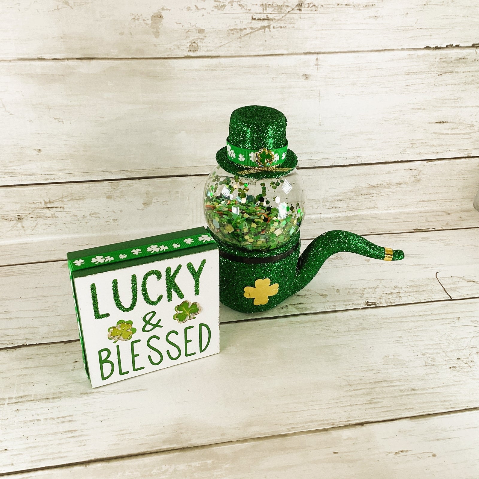 AGD St Patricks Decor - Irish Leprechaun Pipe Shaker & Sign 2pc Set