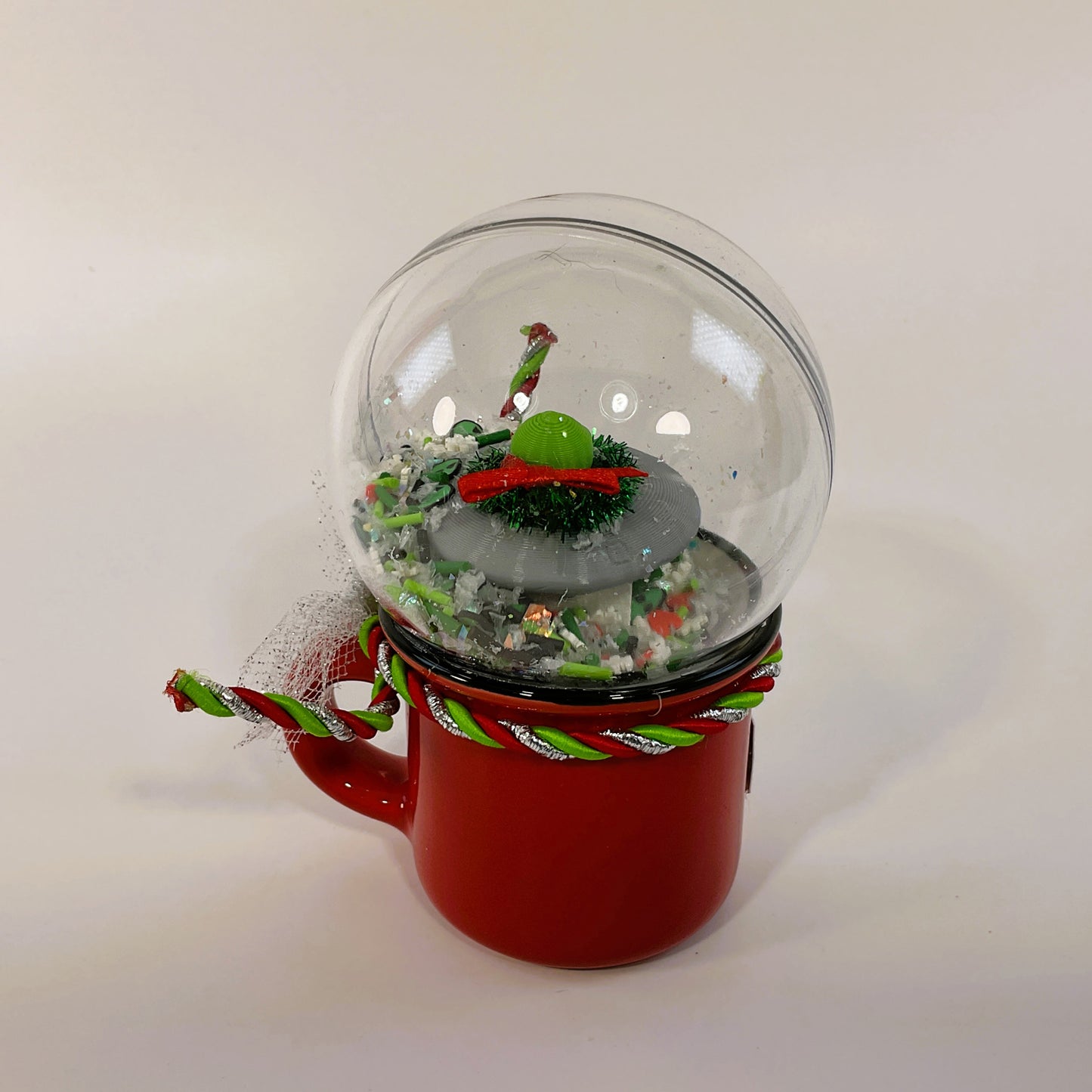 AGSD Christmas Decor - Green Alien UFO Spaceship Small Dry Shaker Globe