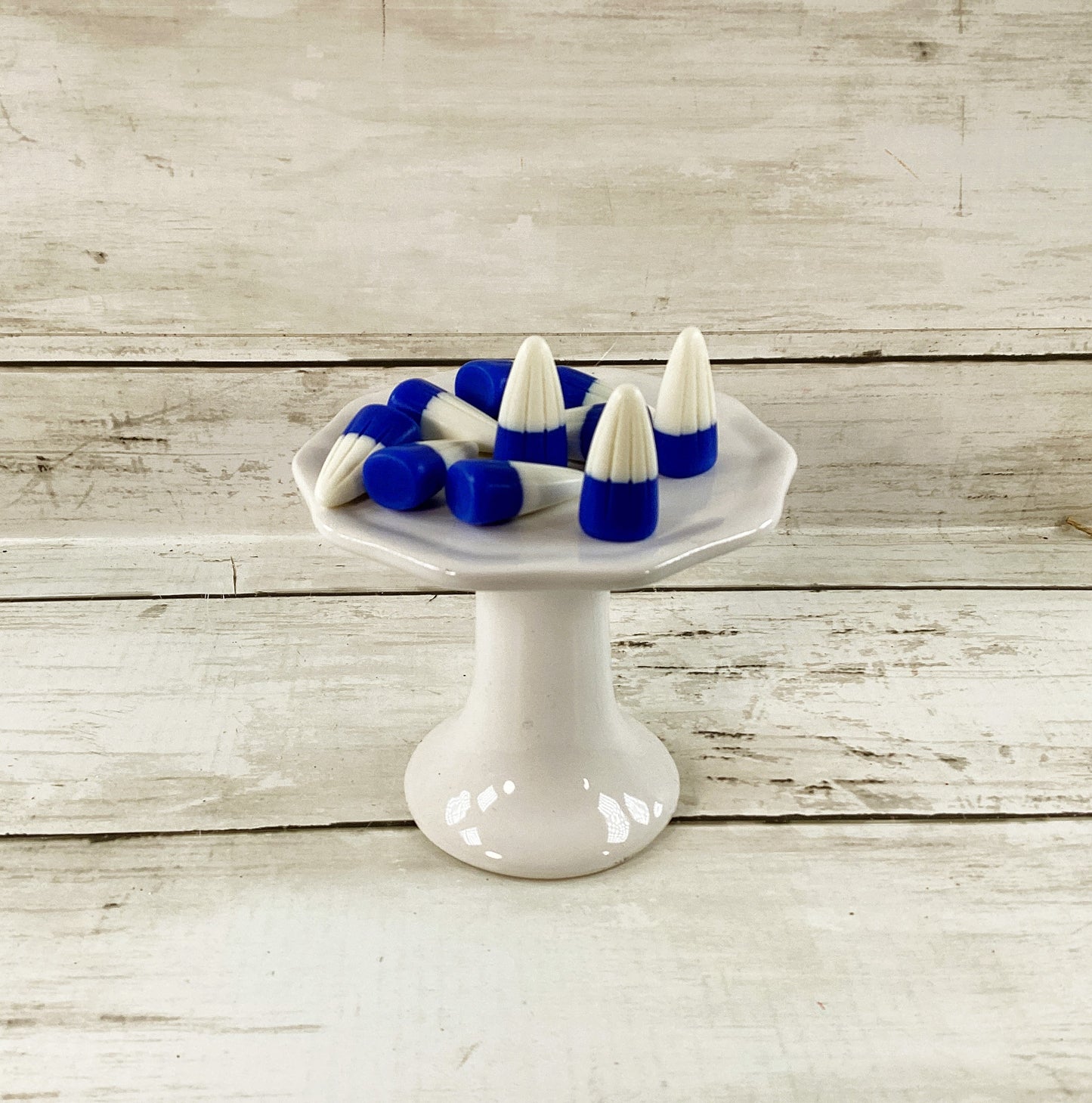 AGSD Craft Supply - Artificial FAKE Resin Dark Blue White Candy Corn