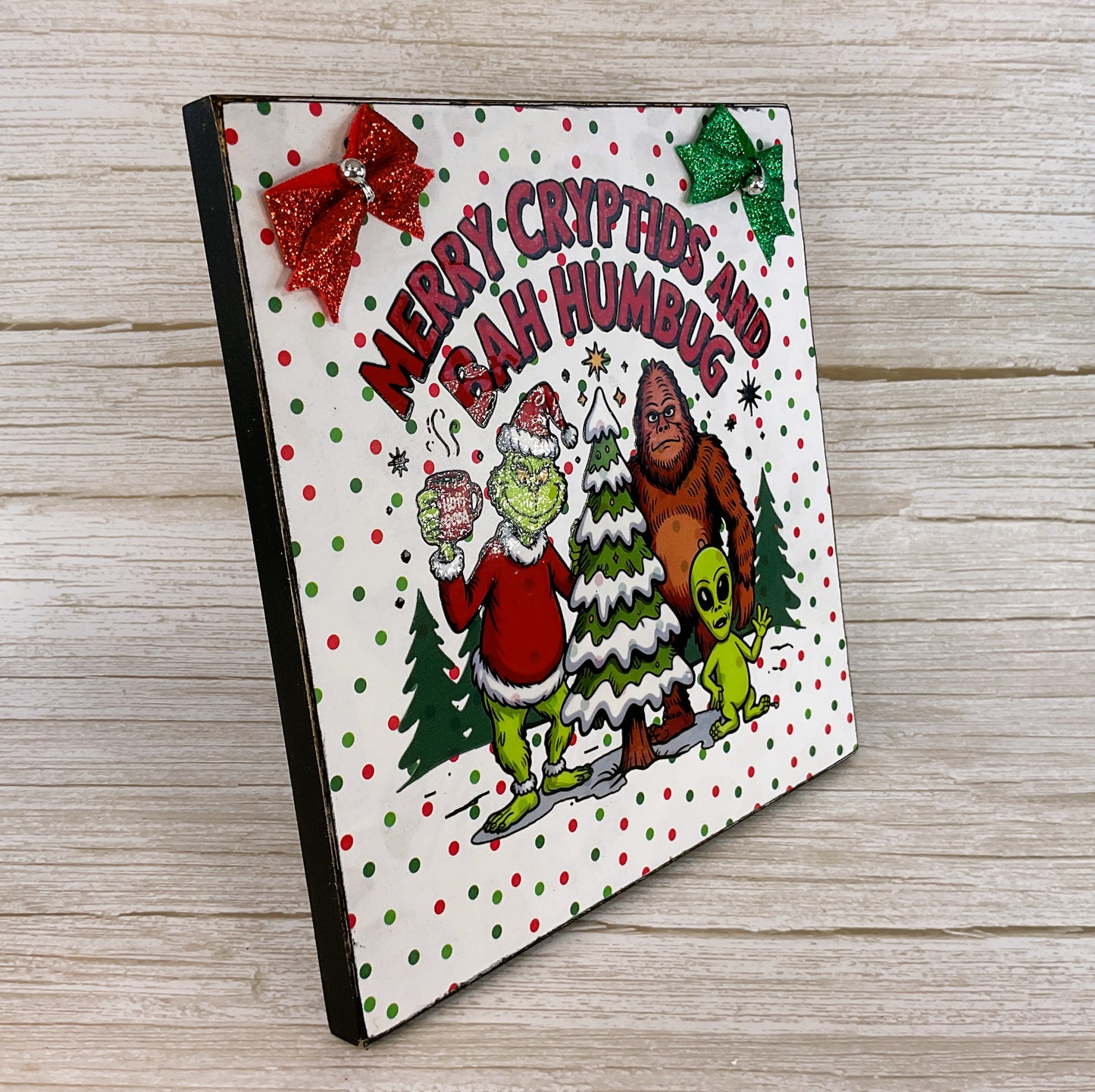 AGD  Christmas Decor - Merry Cryptids Bigfoot Aliens Tabletop Easel Sign