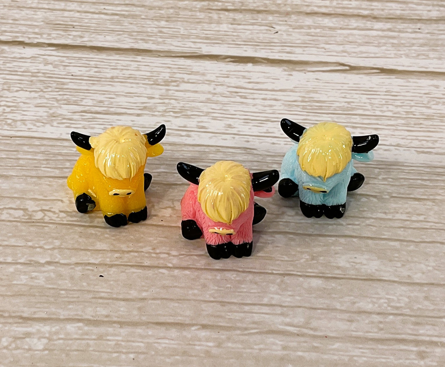 AGD Spring Decor - Micro Pastel Highlands Cow Make Me Happy