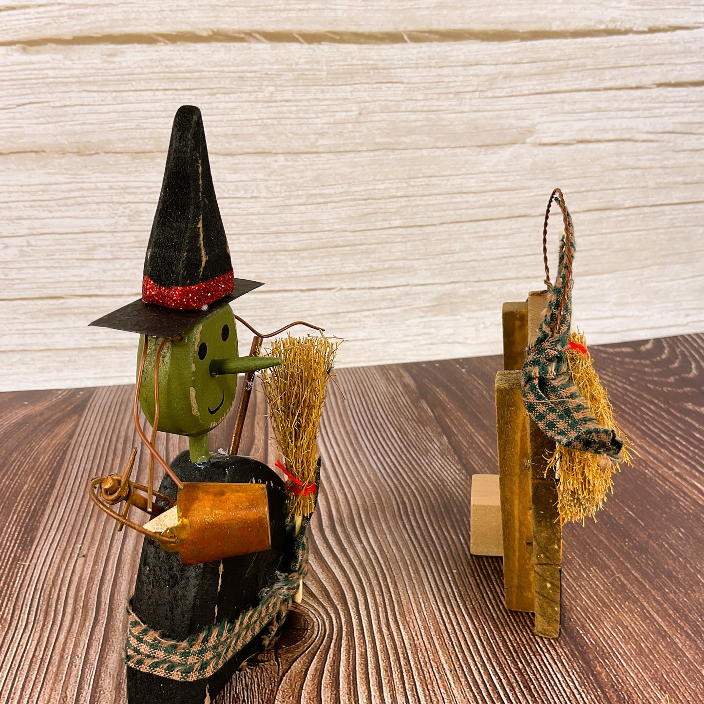 AGSD Halloween Decor - Prim Witch Sitter & Come In Pretties Sign 2pc Set
