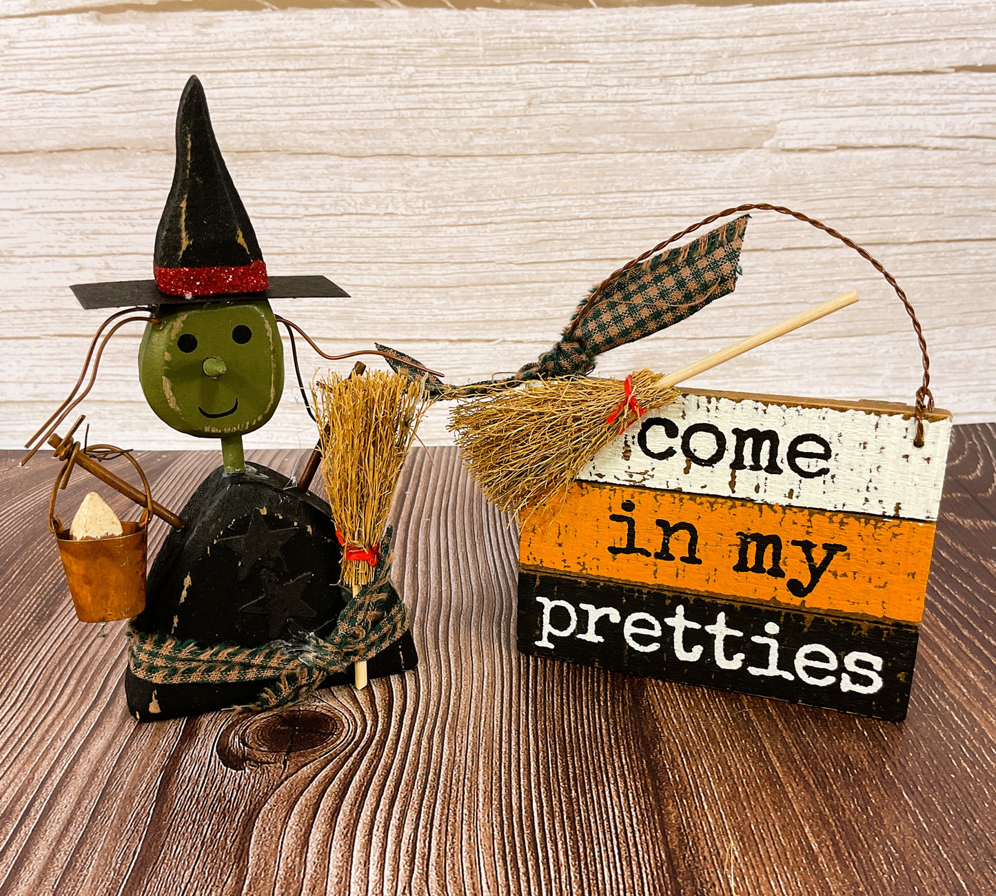 AGSD Halloween Decor - Prim Witch Sitter & Come In Pretties Sign 2pc Set