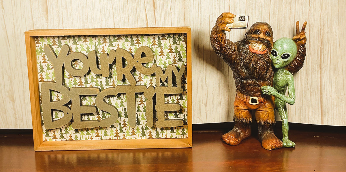 AGSD Home Decor - Bestie Alien Bigfoot Selfie Novelty Figurine & Sign