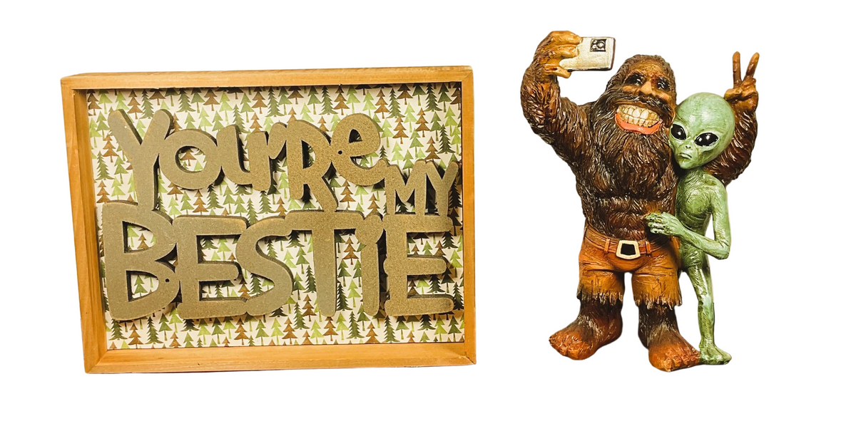 AGSD Home Decor - Bestie Alien Bigfoot Selfie Novelty Figurine & Sign
