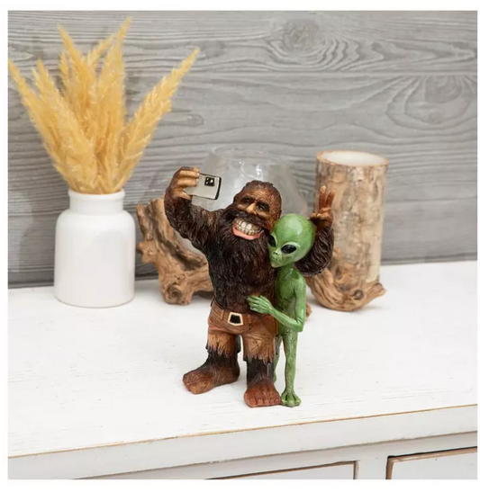 HL Home Decor - Bigfoot & Alien Taking A Selfie Resin Figurine