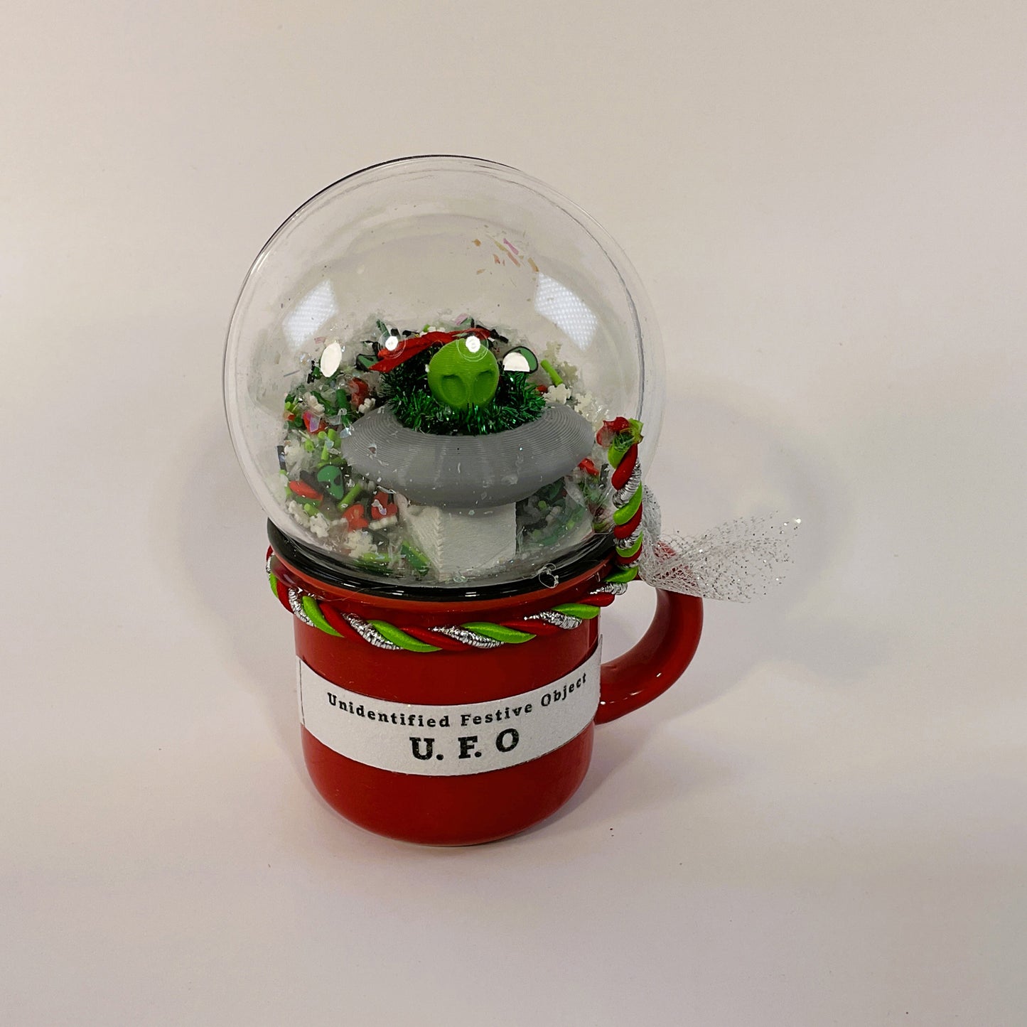 AGSD Christmas Decor - Green Alien UFO Spaceship Small Dry Shaker Globe
