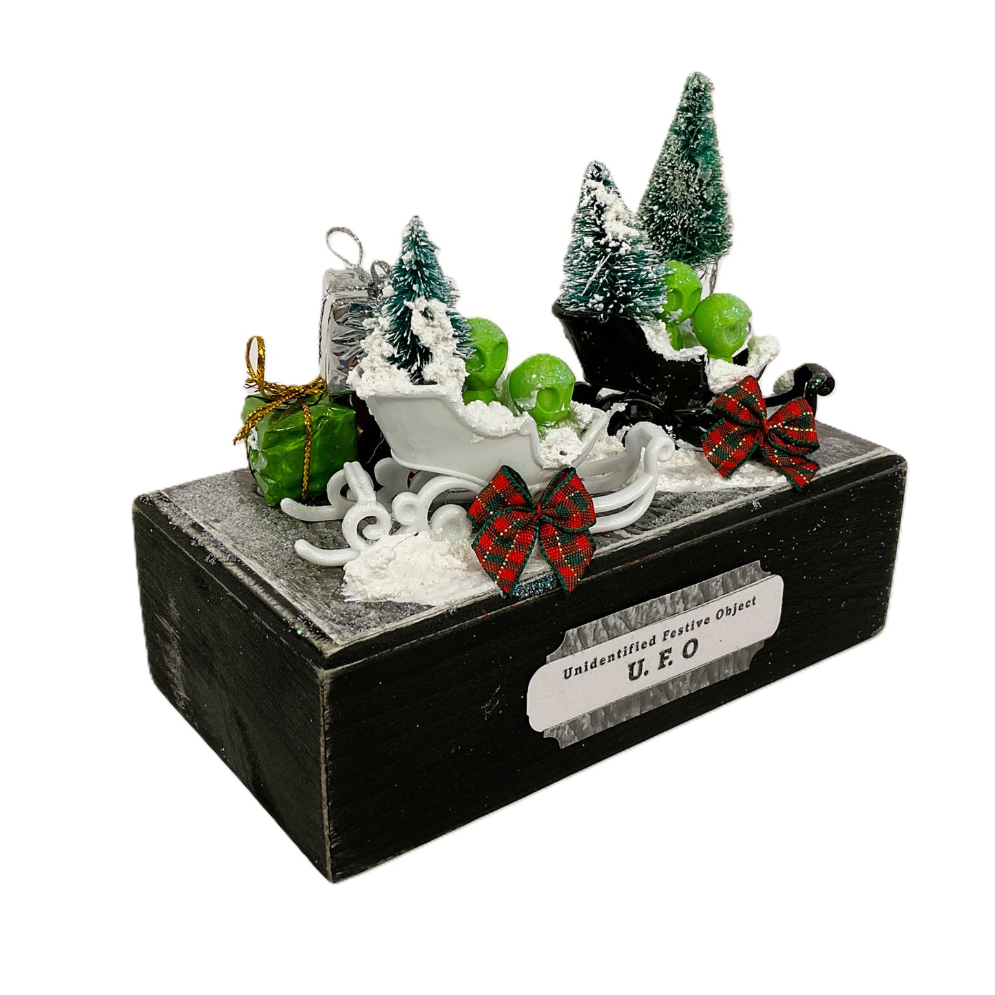 AGSD Christmas Decor - Green Alien UFO Festive Sled Display