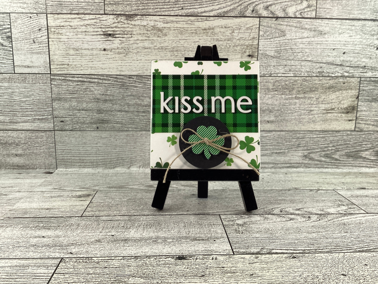 AGD St Patricks Day Decor - Kiss Me Shamrock Mini Easel Sign