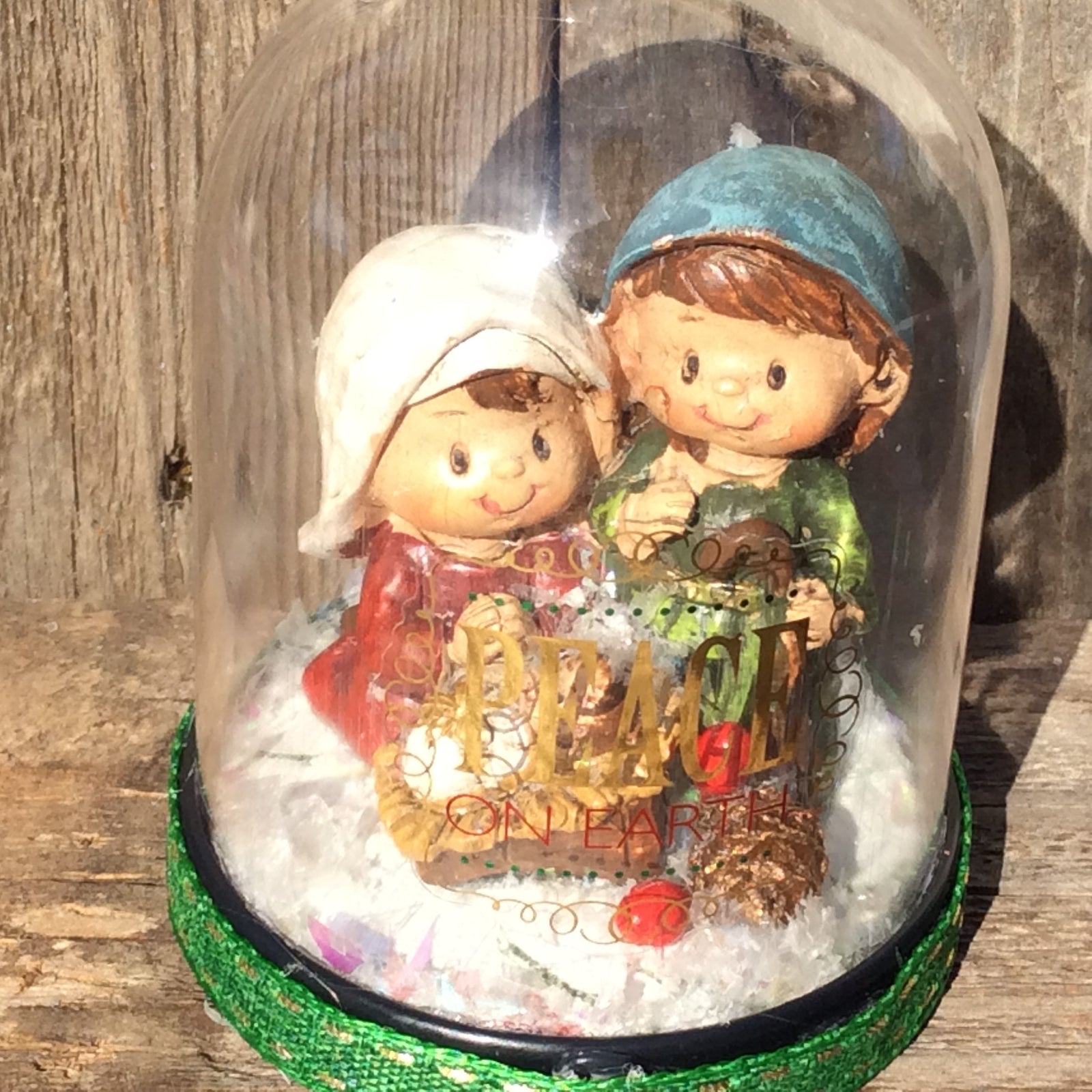 AGD Christmas Decor - Dome Nativity Family Peace On Earth