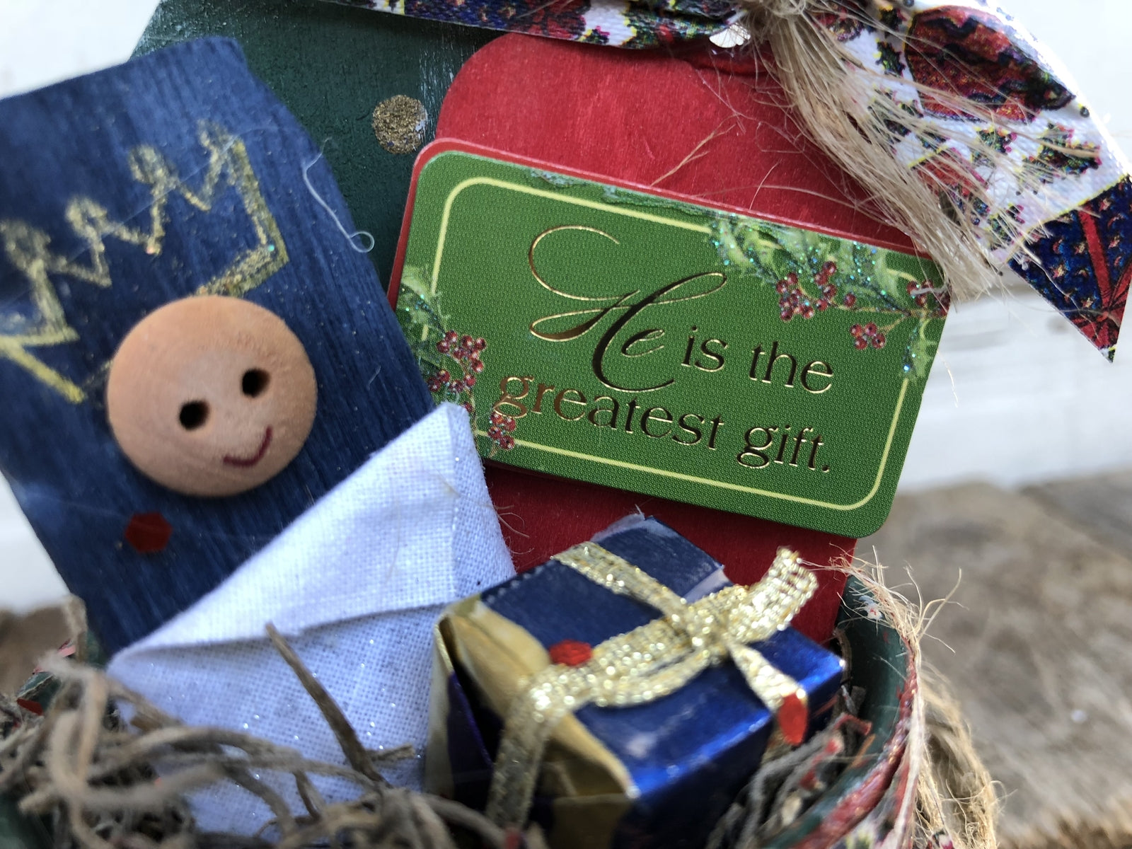  AGD Christmas Decor – Prim Miniature Nativity Tin Display