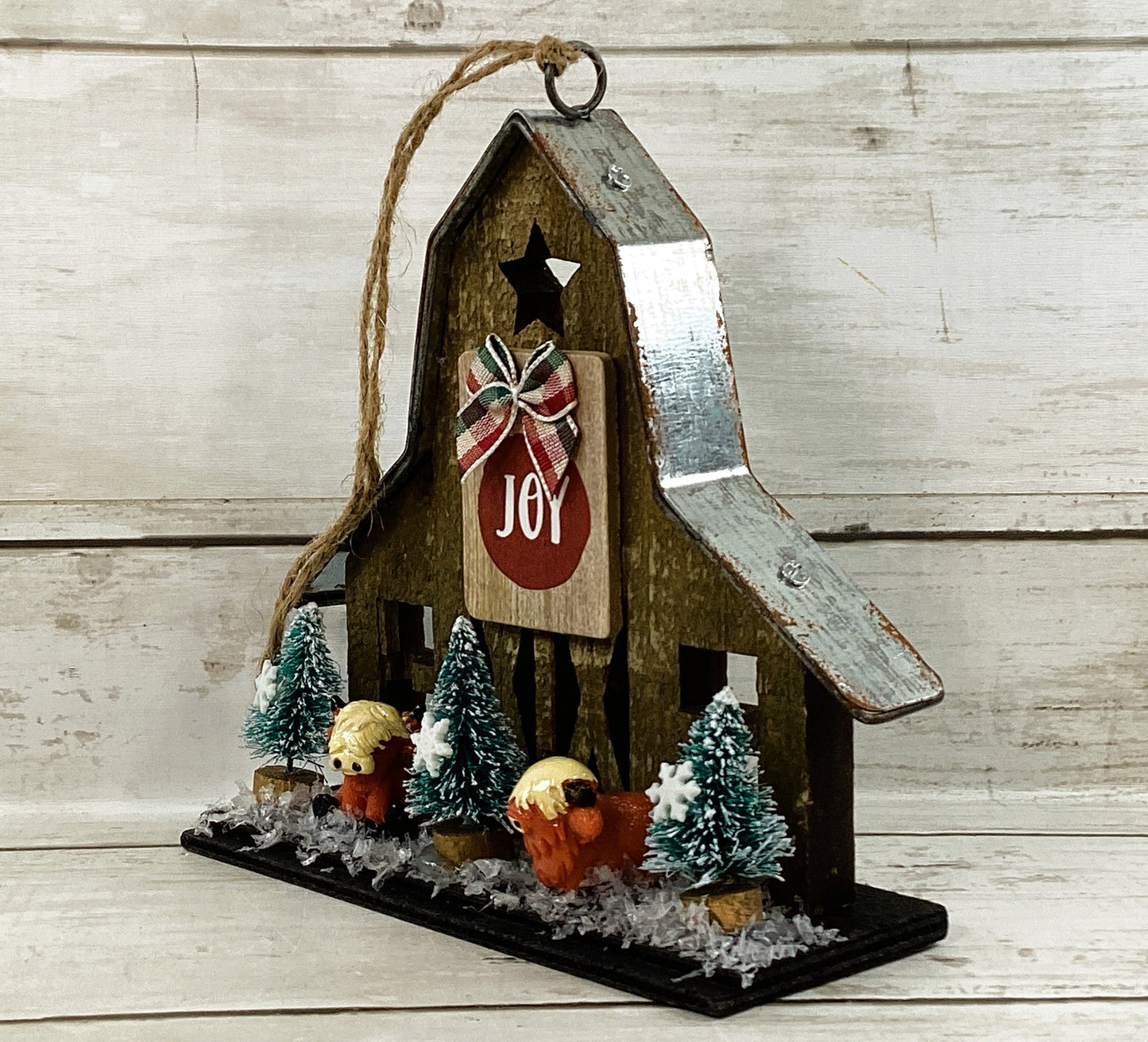 AGD Christmas Decor - Highland Scottish Cow Farmhouse Wood Barn