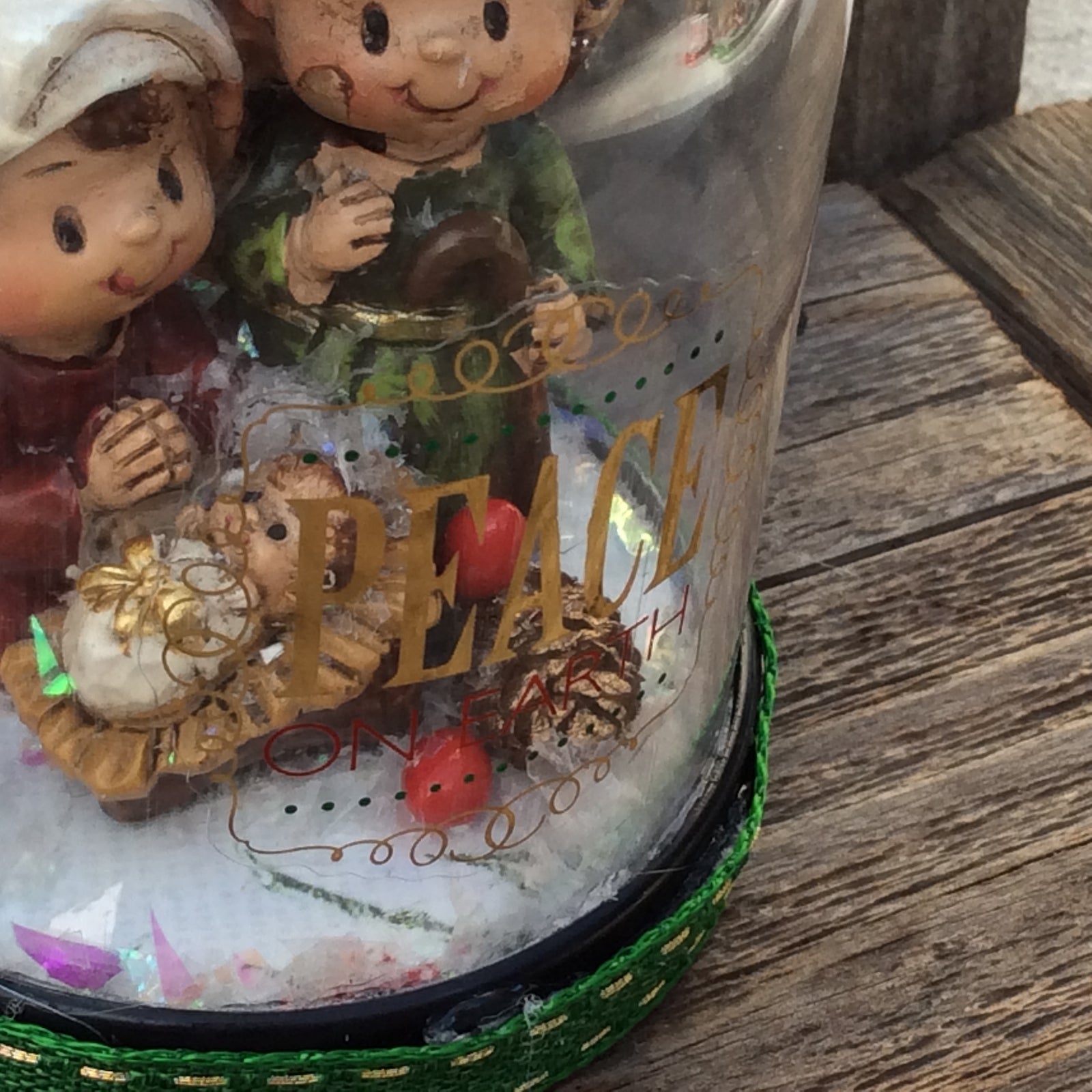 AGD Christmas Decor - Dome Nativity Family Peace On Earth