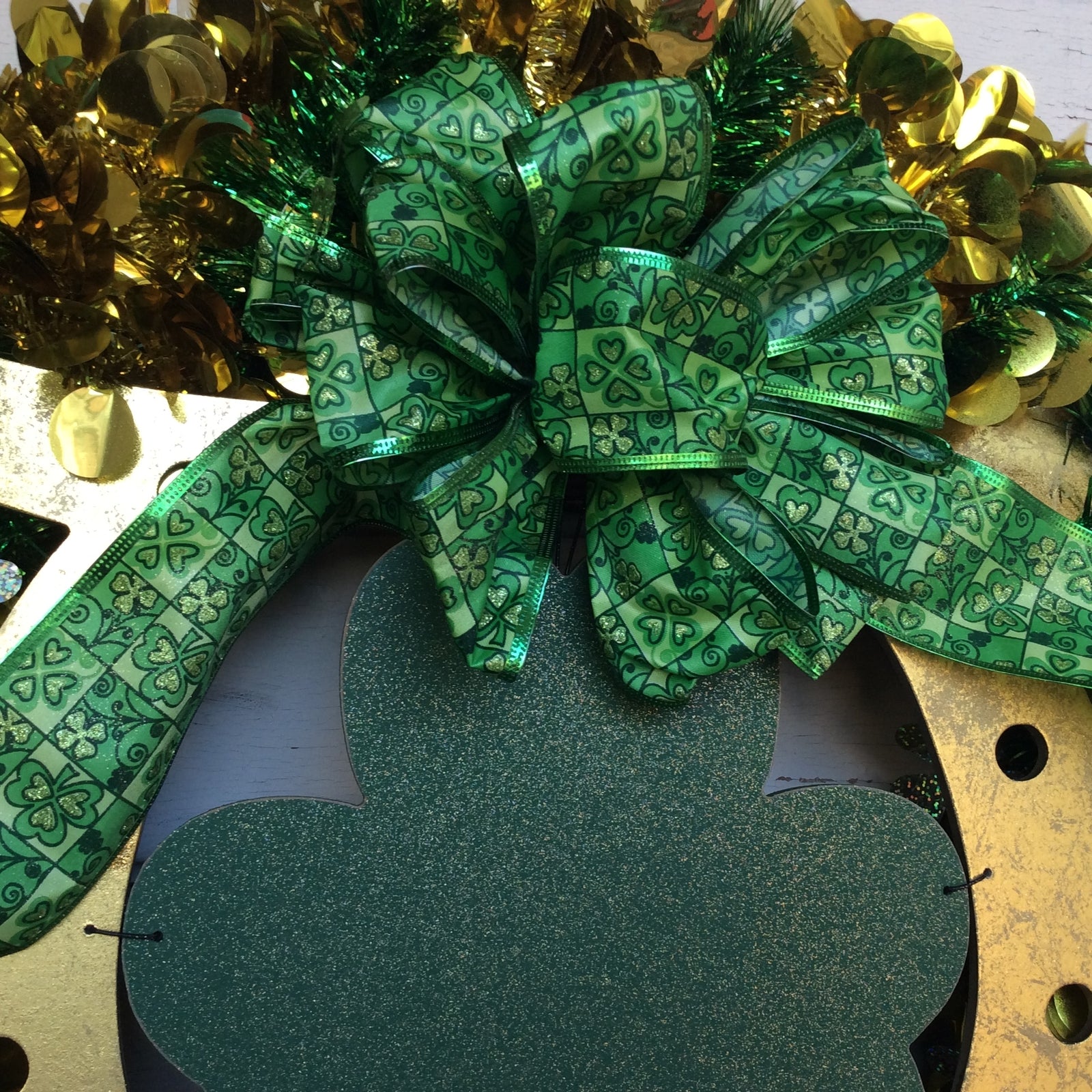 AGD St Patrick's Day Decor - Gold Tinsel Horseshoe Shamrock Welcome Xtra Wreath