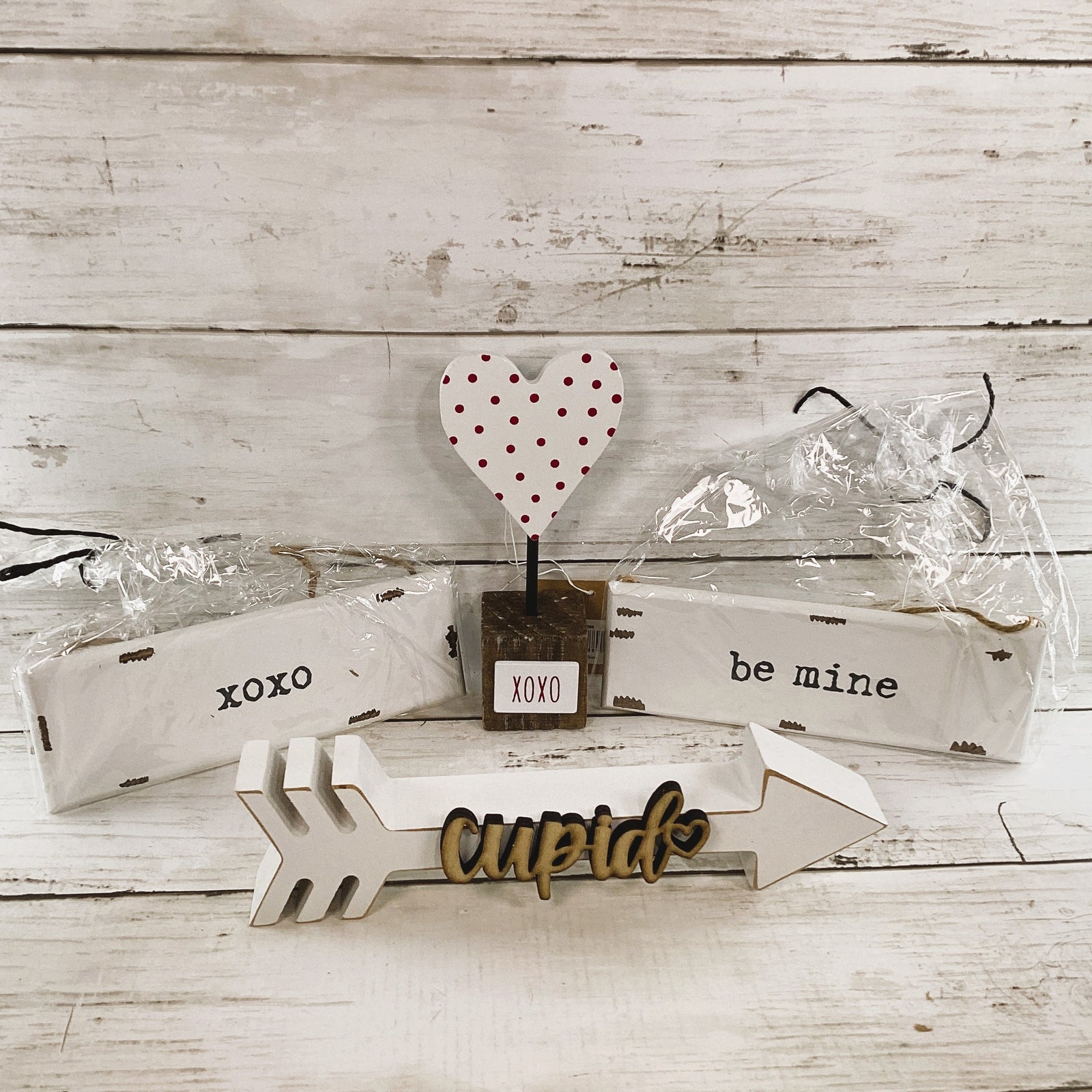 CWI Valentines Decor - XOXO Letters & Mini Garland Tier Tray