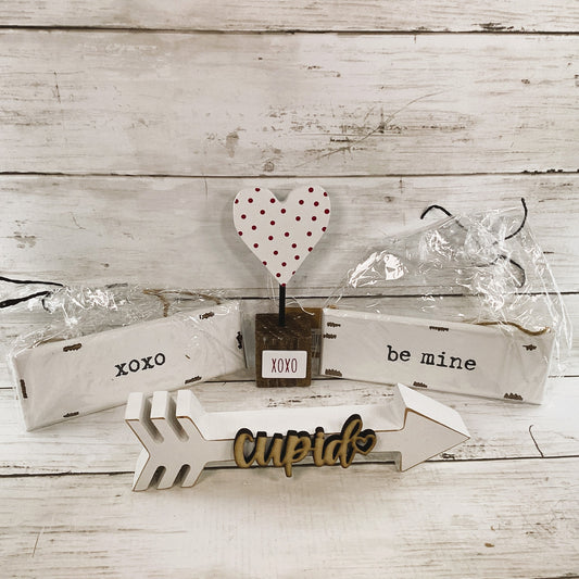 CWI Valentines Decor - XOXO Letters & Mini Garland Tier Tray