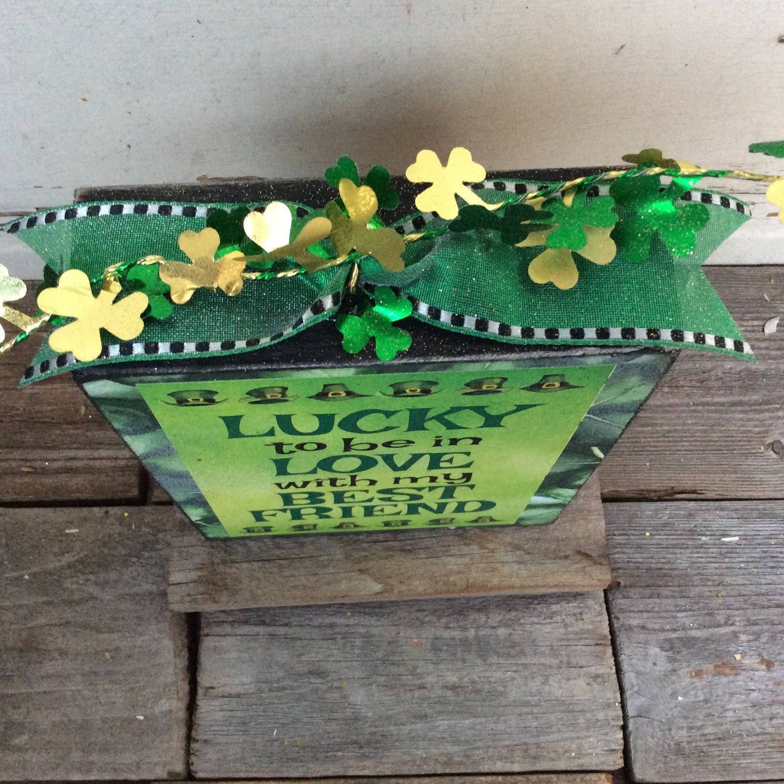 AGD Saint Patrick's Decor  – Lucky Love Friend Box Sign