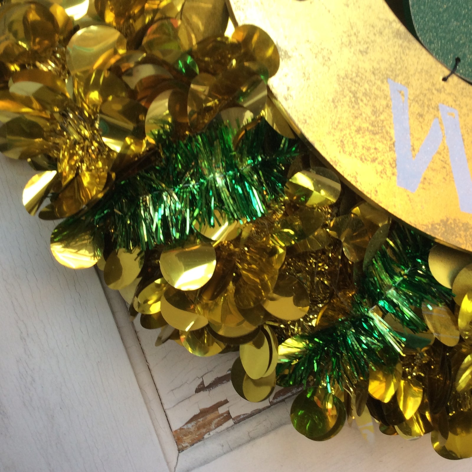 AGD St Patrick's Day Decor - Gold Tinsel Horseshoe Shamrock Welcome Xtra Wreath
