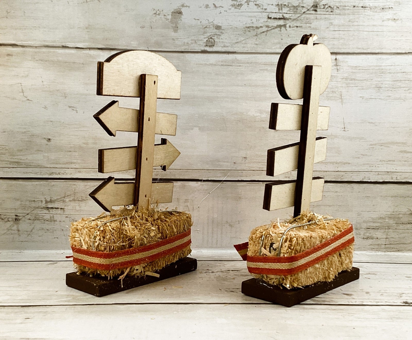 AGD Fall Decor - Directional Sign in Bale of Hay 2pc Set