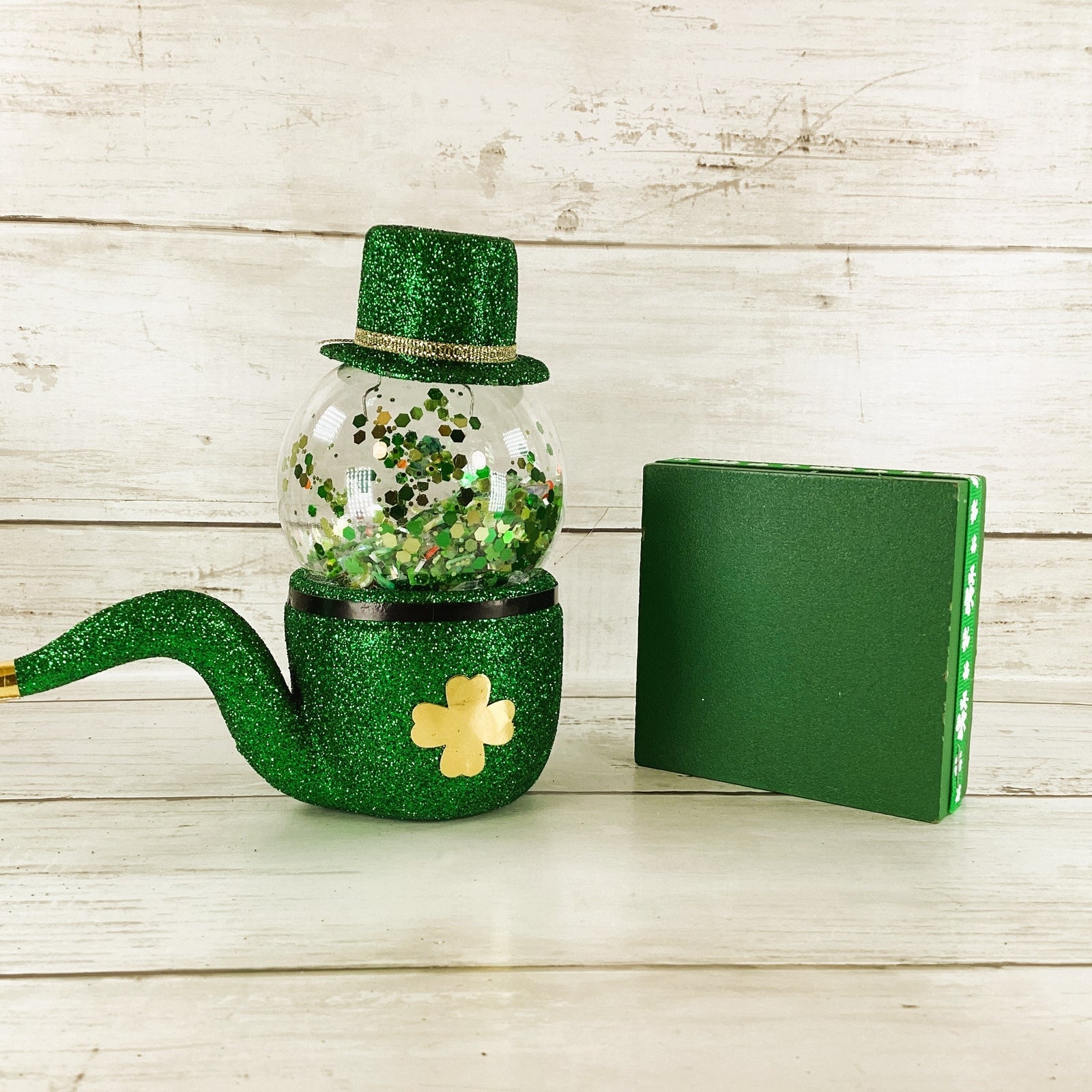AGD St Patricks Decor - Irish Leprechaun Pipe Shaker & Sign 2pc Set
