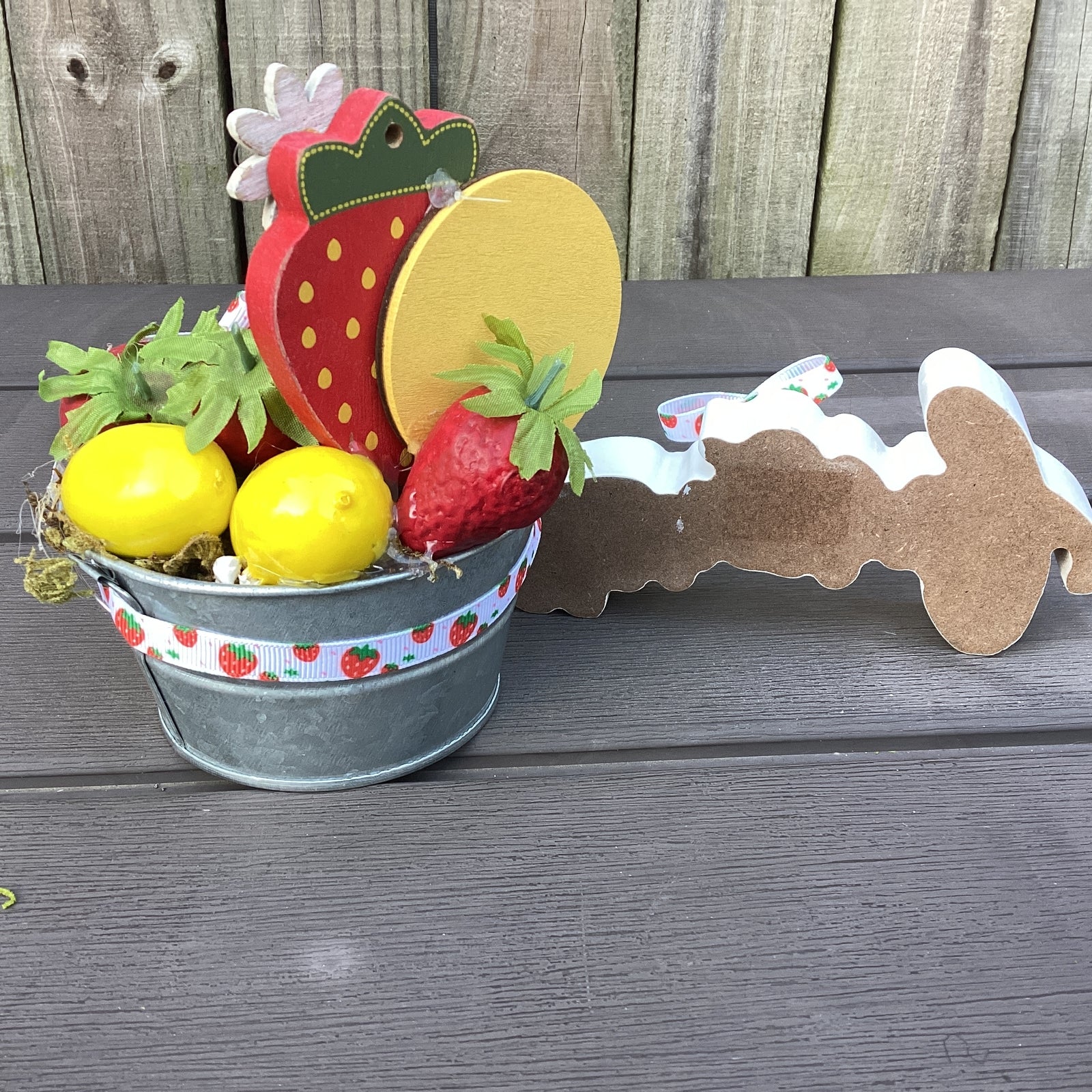 AGD Summer Decor - Strawberry Lemon Lemonade Galvanized Tub Display