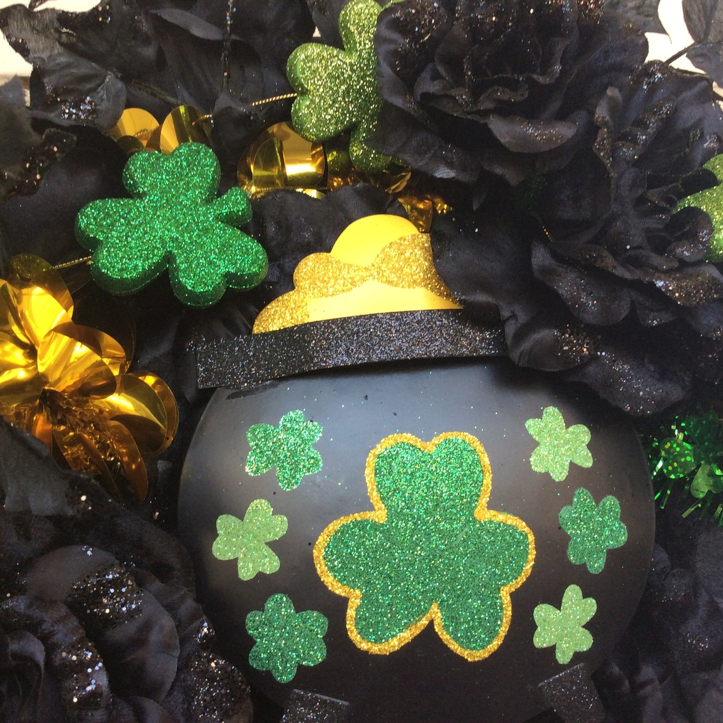 AGD St Patricks Decor - Black Rose Feeling Lucky Pot of Gold Wreath