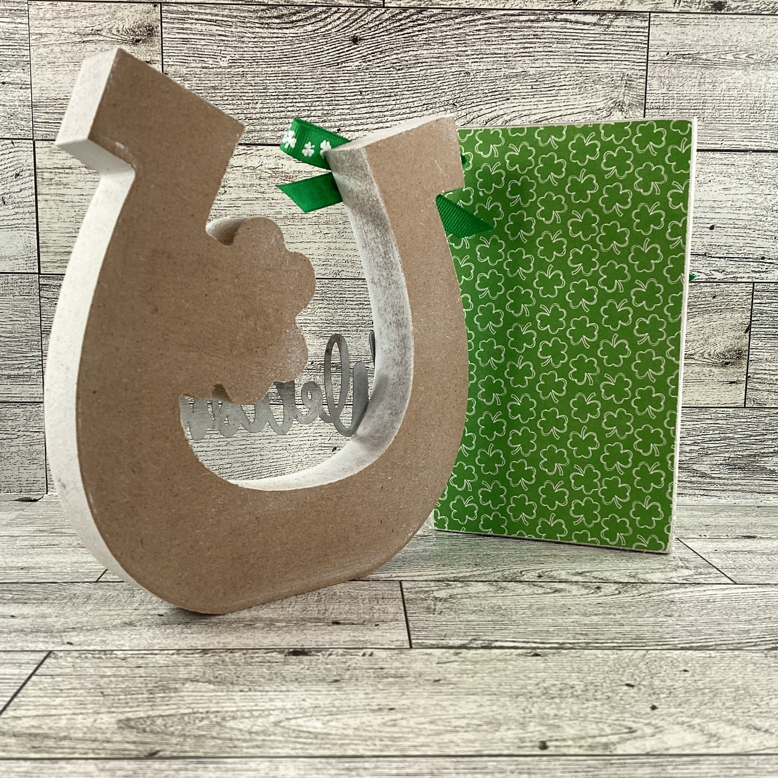 AGD St Patrick's Decor - Chunky Horseshoe Lucky Friend Sign 2pc Set
