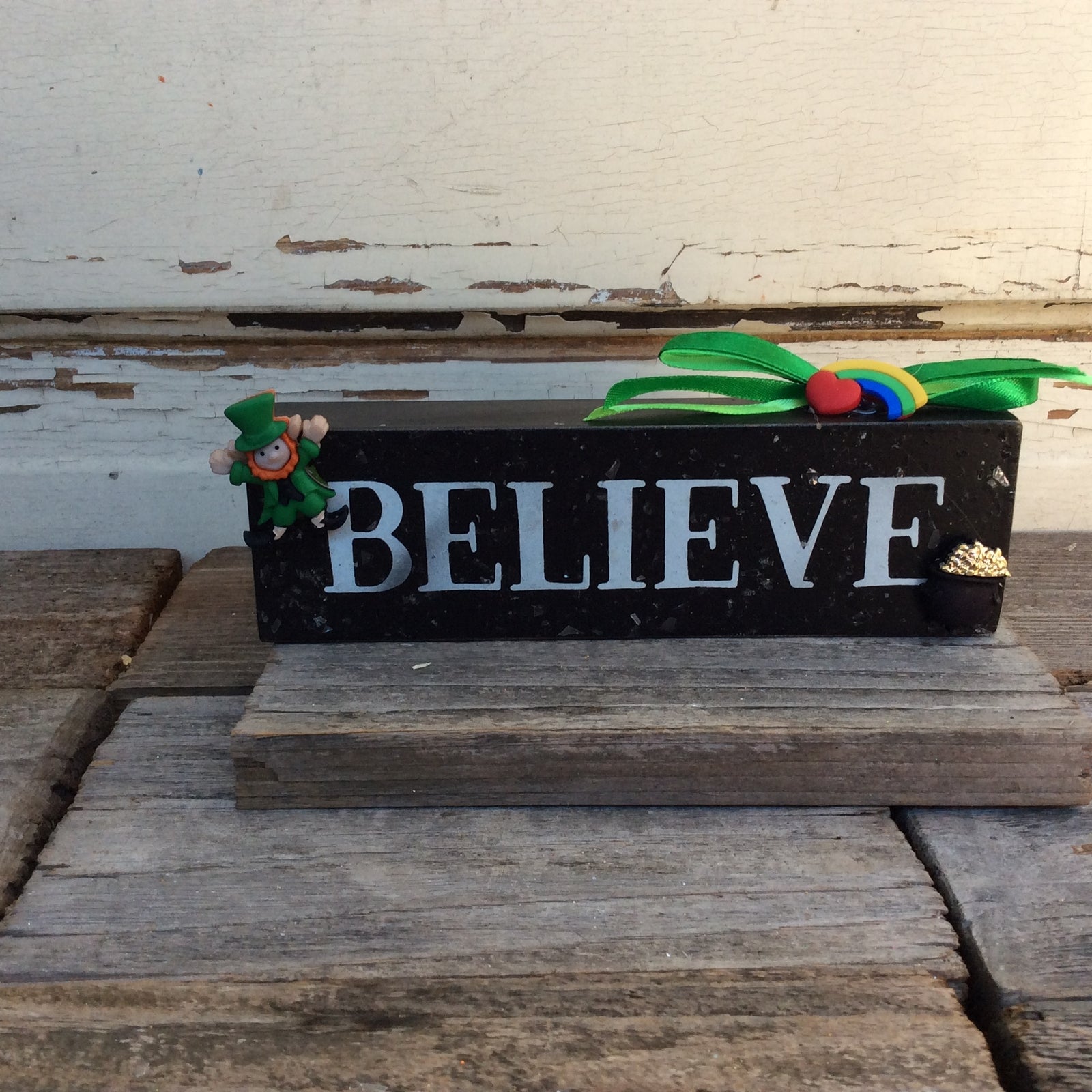 AGD St Patrick's Decor - Believe Rainbow Leprechaun Sign