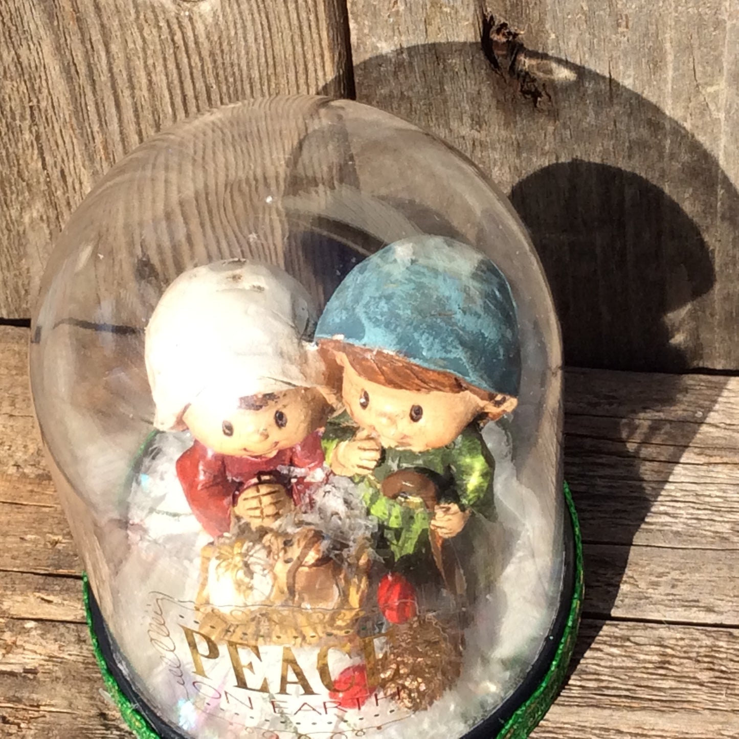 AGD Christmas Decor - Dome Nativity Family Peace On Earth