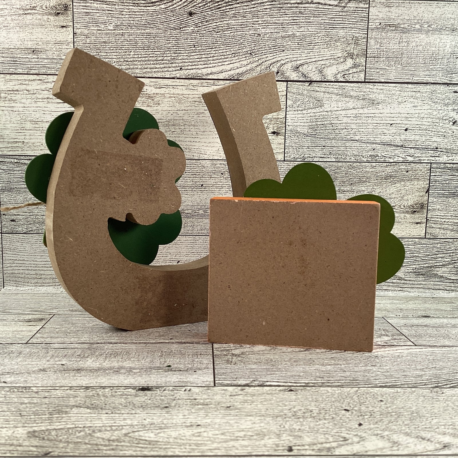 AGD St Patrick's Decor - Chunky Horseshoe March 17th Sign 2pc Set