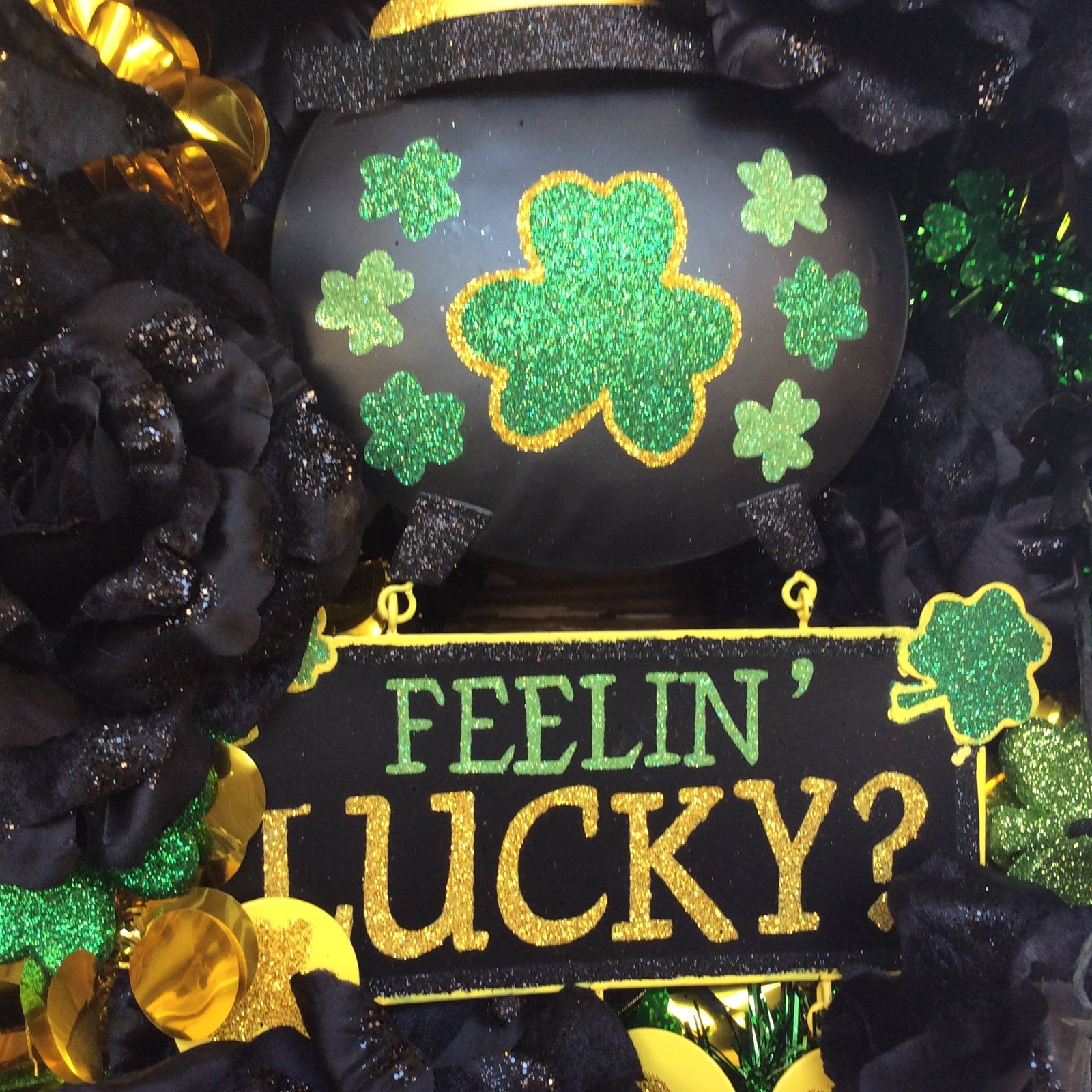 AGD St Patricks Decor - Black Rose Feeling Lucky Pot of Gold Wreath