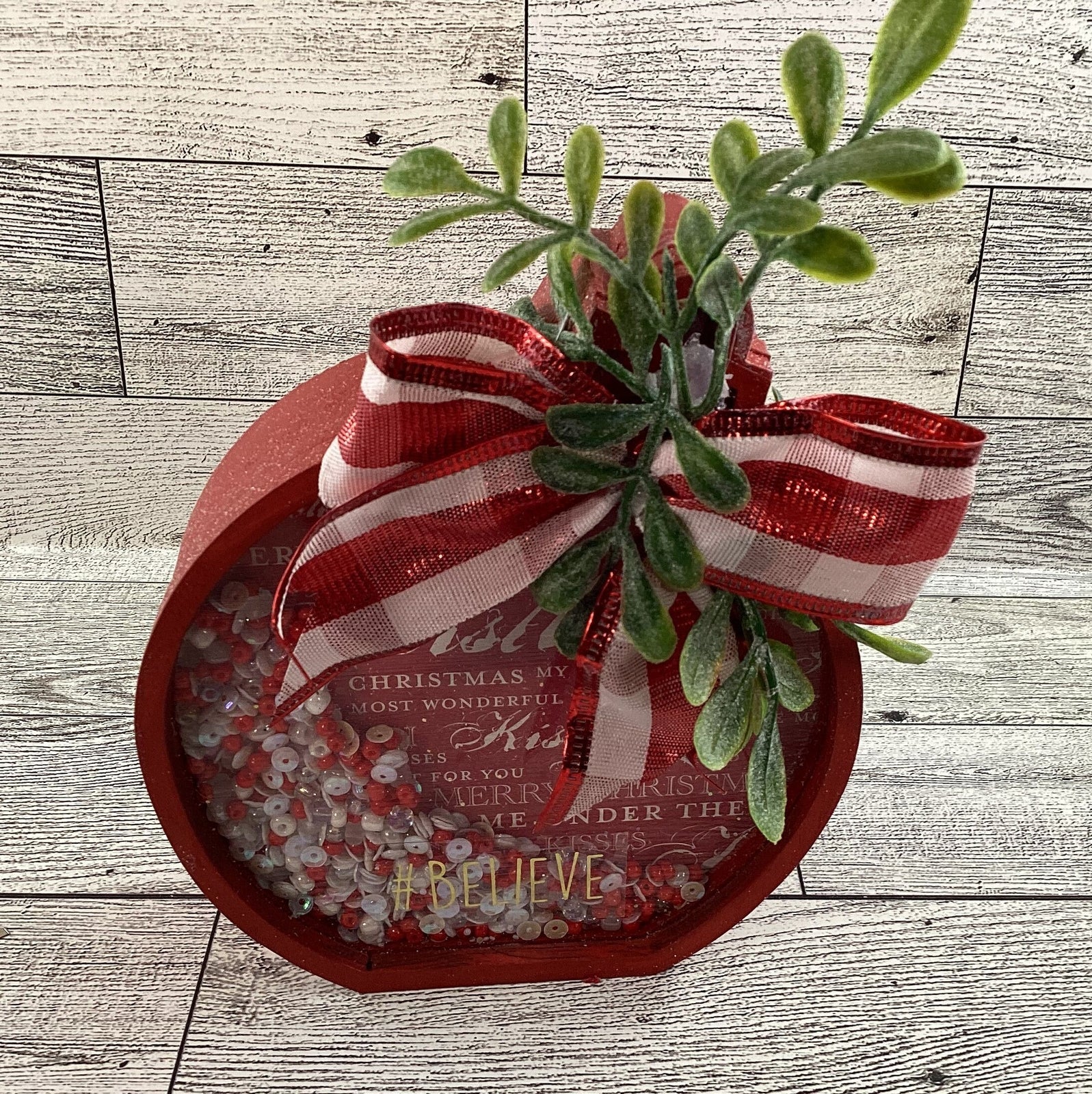 AGD Christmas Decor - Mistletoe Ornament Chunky Wood Dry Snow Shaker