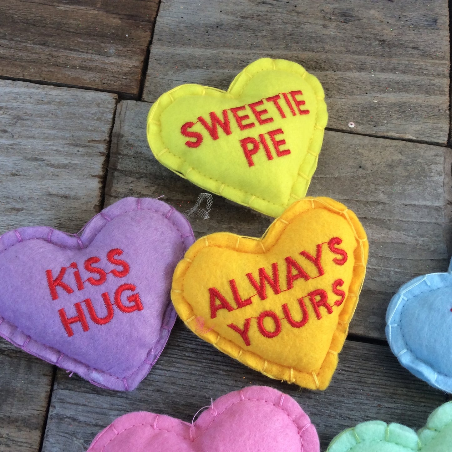 AGD Valentines Decor - Small Scatter Felt Hearts 6pc Set