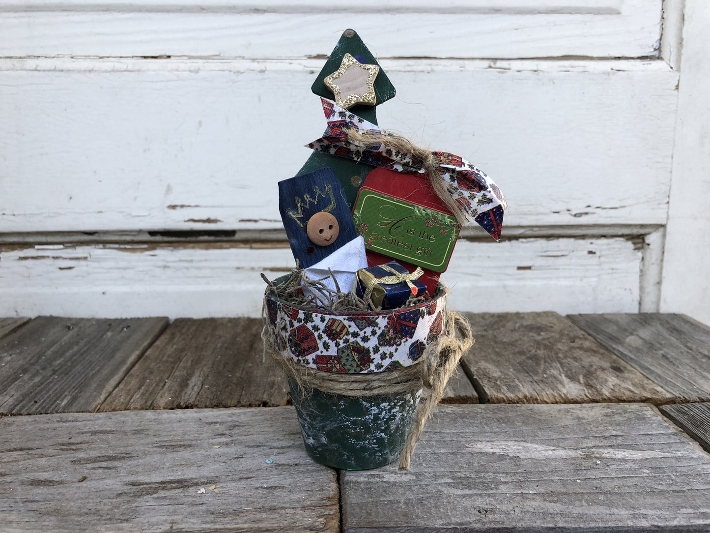  AGD Christmas Decor – Prim Miniature Nativity Tin Display