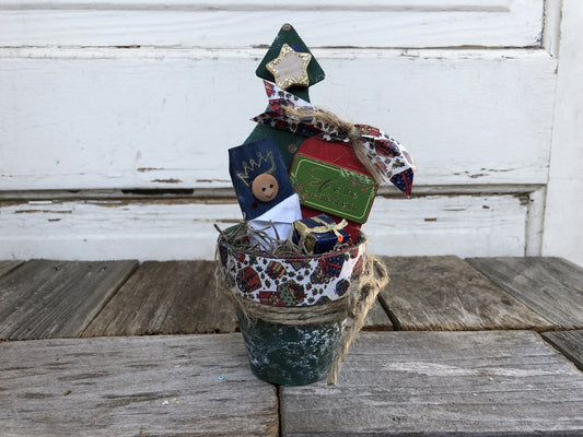  AGD Christmas Decor – Prim Miniature Nativity Tin Display