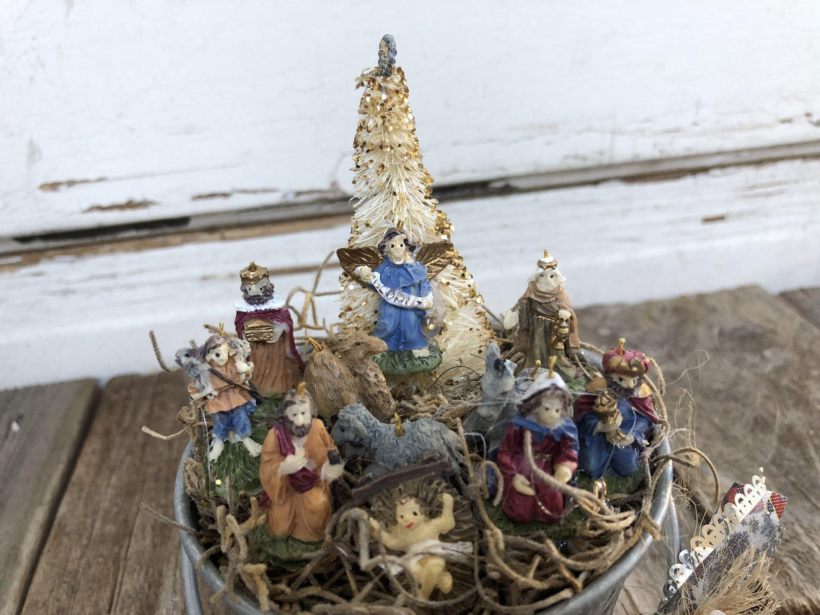 AGD Christmas Decor – Prim Miniature Nativity Tin Display