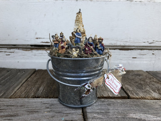 AGD Christmas Decor – Prim Miniature Nativity Tin Display