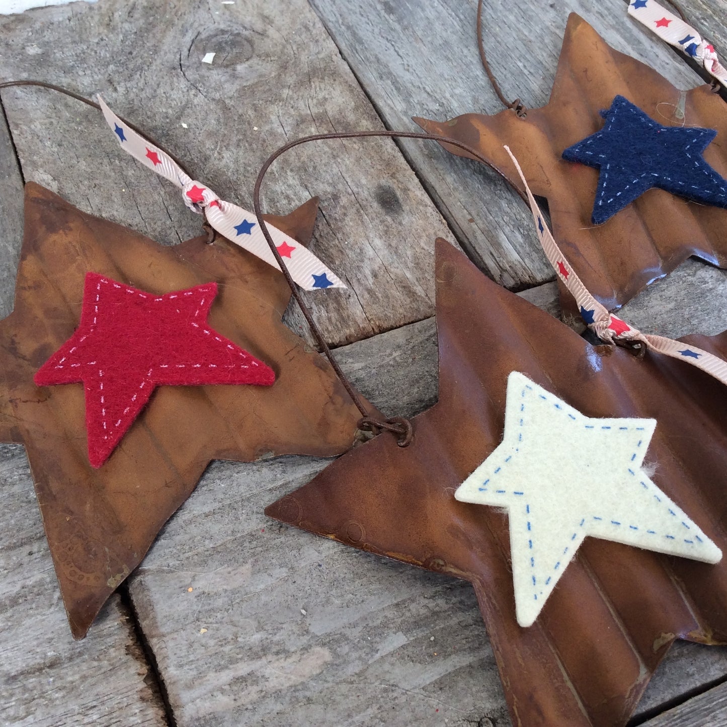 AGD Patriotic Decor - Rusty Tin and Felt Star Ornaments 3pc