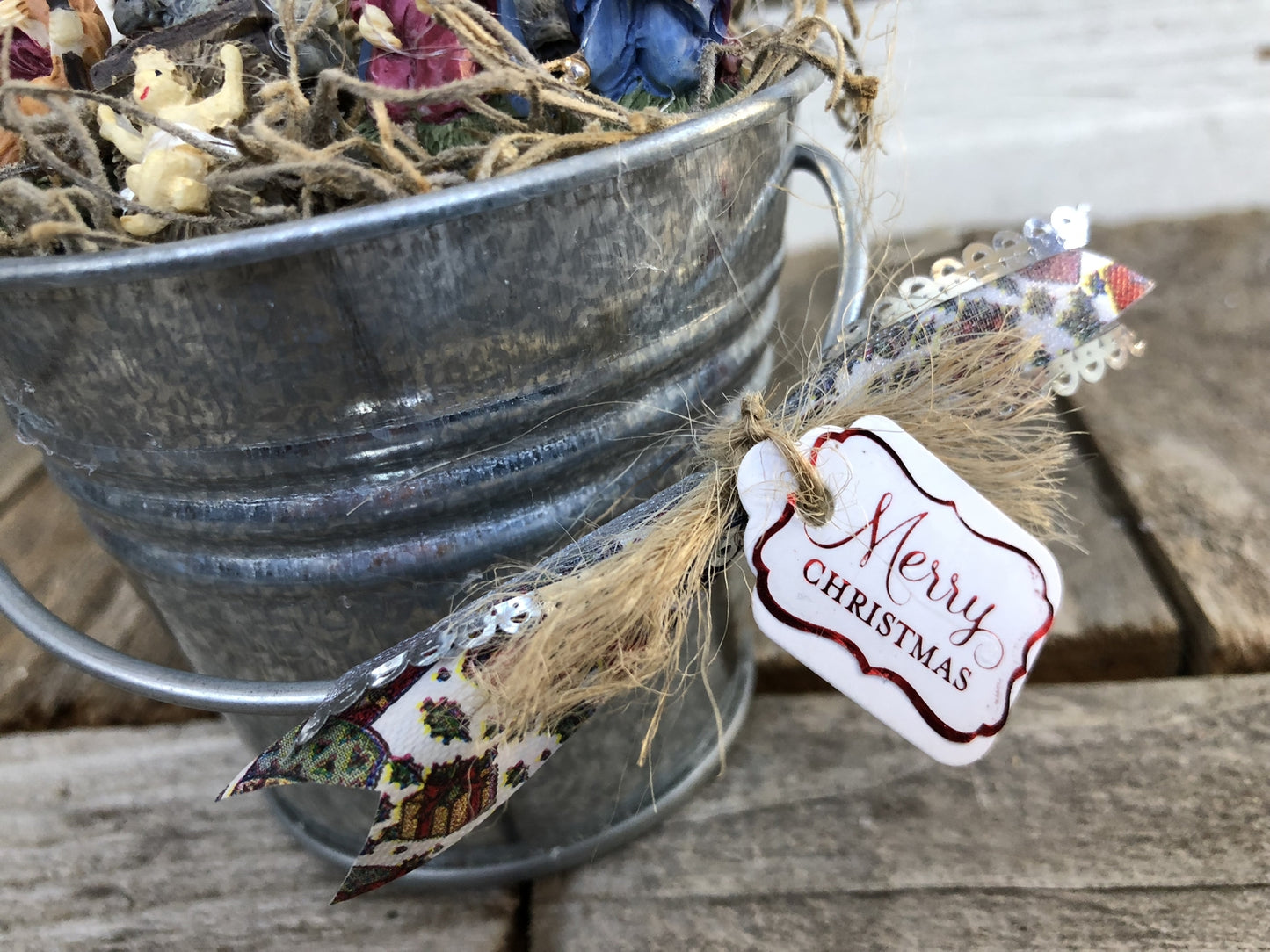 AGD Christmas Decor – Prim Miniature Nativity Tin Display