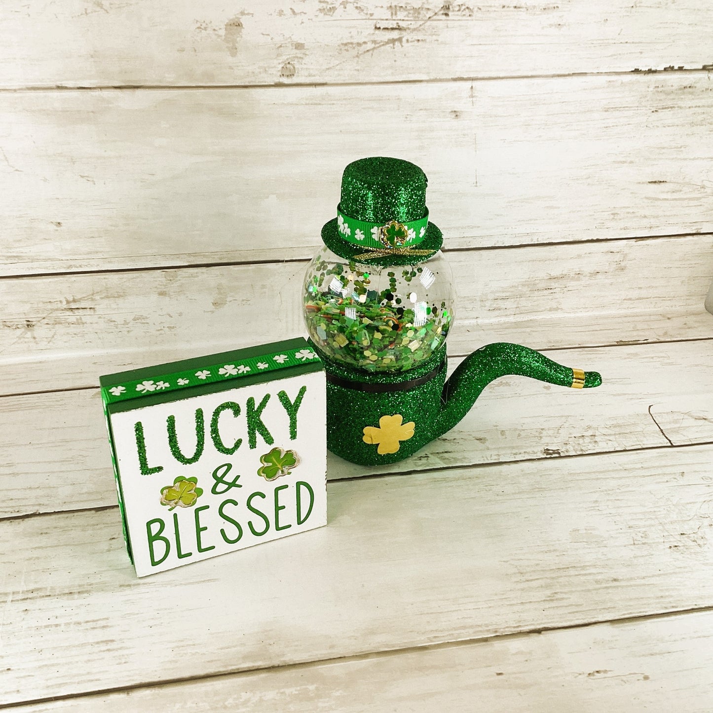 AGD St Patricks Decor - Irish Leprechaun Pipe Shaker & Sign 2pc Set