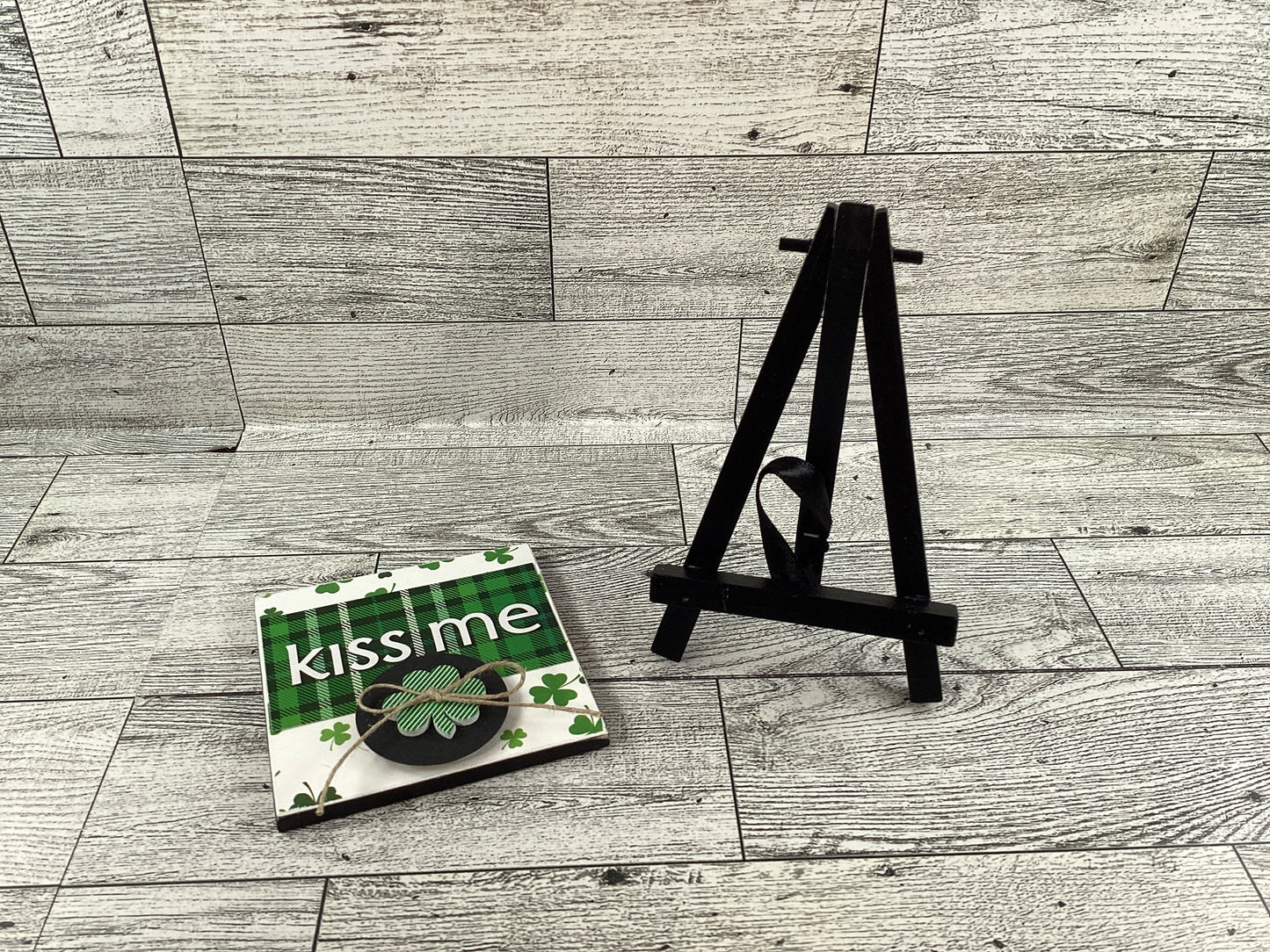 AGD St Patricks Day Decor - Kiss Me Shamrock Mini Easel Sign
